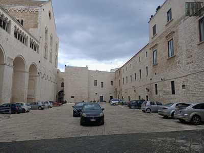 Sulla destra vi � l�accesso all�ampio cortile interno al complesso monastico: lo attraversiamo...